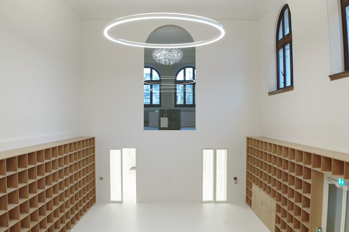 Bibliotheek van het Koninklijk Museum voor Schone Kunsten Antwerpen (KMSKA) met twee grote ronde pendelarmaturen 'Radler'